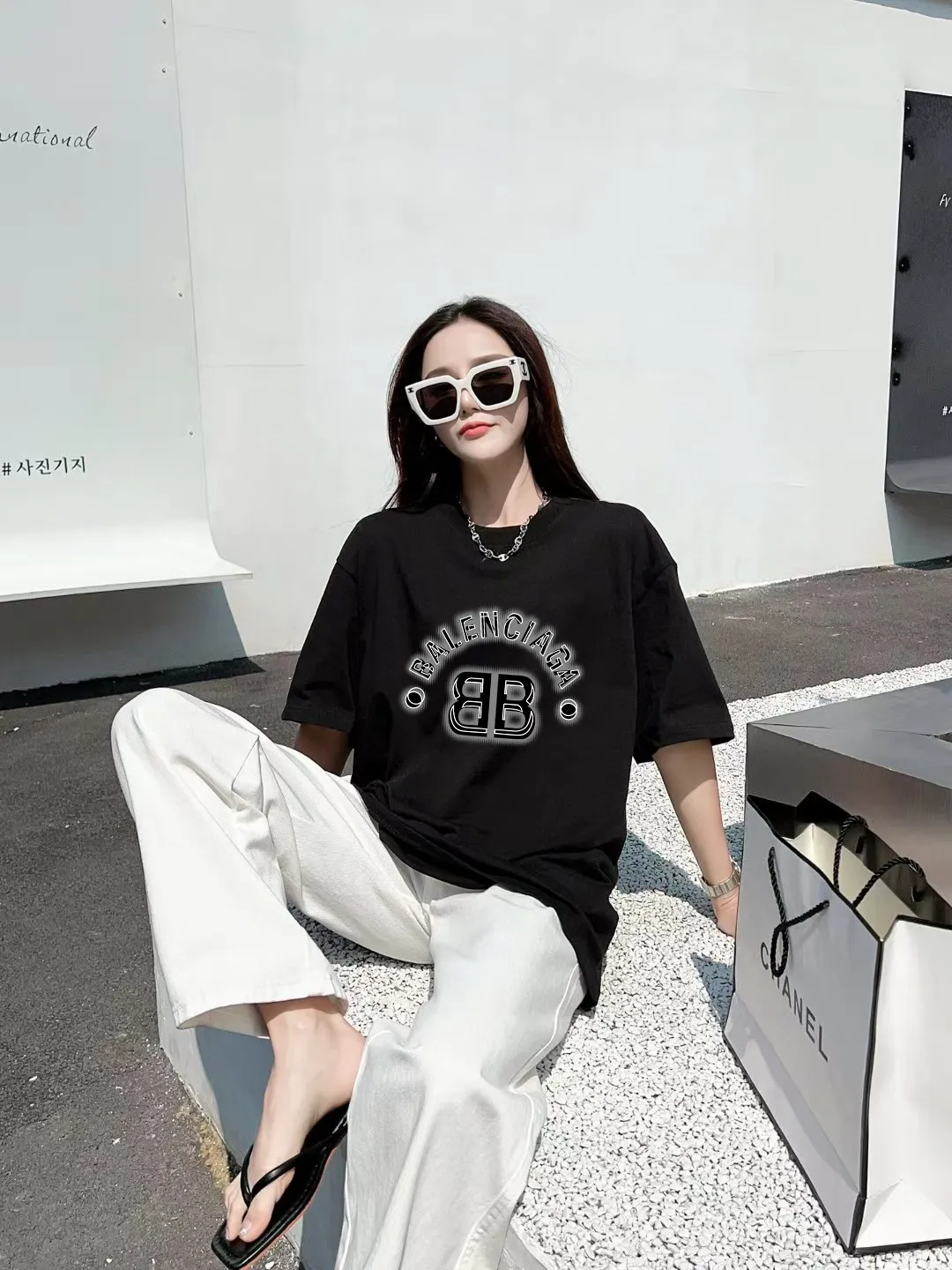 P80✨🔥 BALENCIAGA Paris lettering printed short-sleeved T-shirt. Custom-woven and dyed 300 grams of combed cotton heavyweight fabric. Zero color difference in threads. Perfect details. Different from the current currency version. Welcome to compare. Same Style for men and women. Must-sell in the picture above. Color: White Black Size: 1 2 3 4